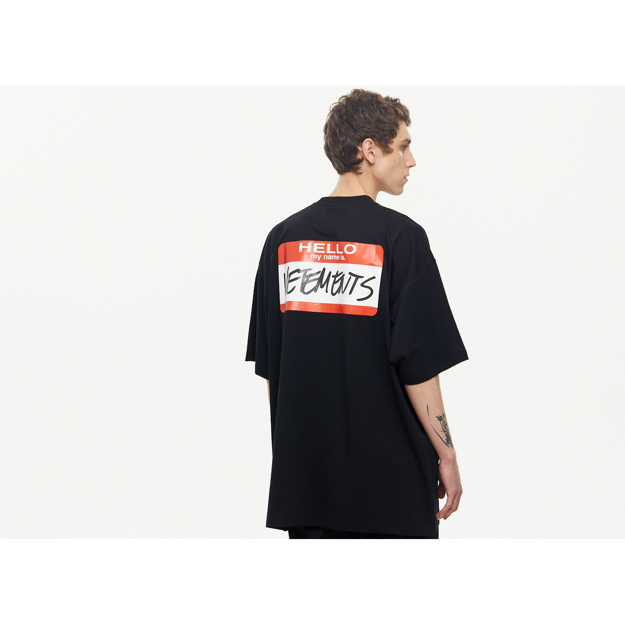 Футболка VETEMENTS My Name is VETEMENTS T-Shirt Black черная UE52TR140B